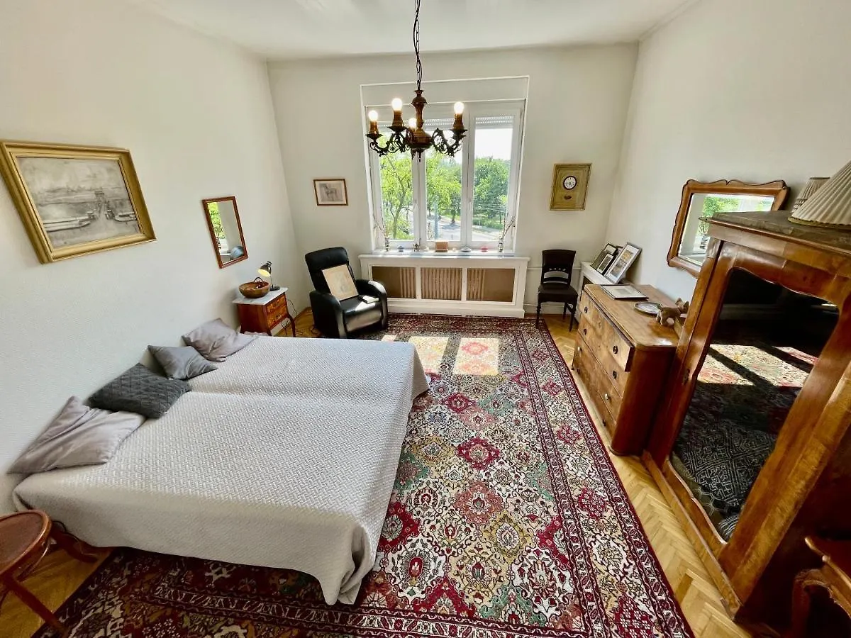 Villa With Terrace Overlooking The City Park Boedapest